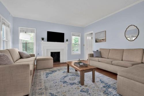 Terry Sanford House | Mins to Downtown & Ft Bragg Crafty in Haymount
