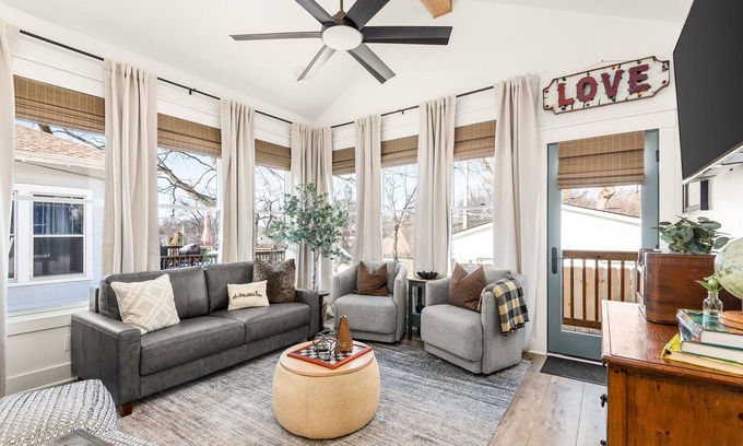 Maxwell House | Mins to Downtown Nashville | Walk to Dining, Bars | Single Level | King Beds