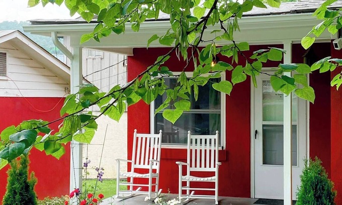 Maggie Valley Cottage | Minutes from Skiing & Snow Tubing! Easy access, no 4x4 needed!