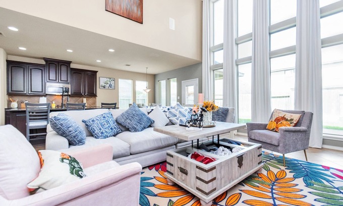 Cypress House | MINUTES FROM THE PREMIUM OUTLETS* LARGE 5 BEDROOMS