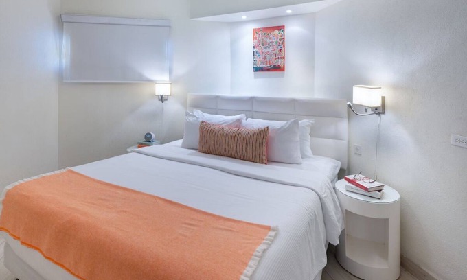 Blue Waters House | Minutes to Dover Beach! Two Suites with Breakfast, Free Beach Sunbeds, Pool!