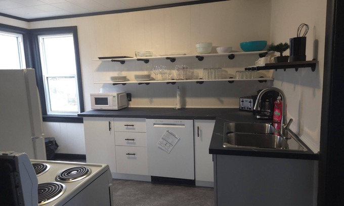 Rideau Heights House | Minutes to Downtown and Ideal for Long-term Stays!