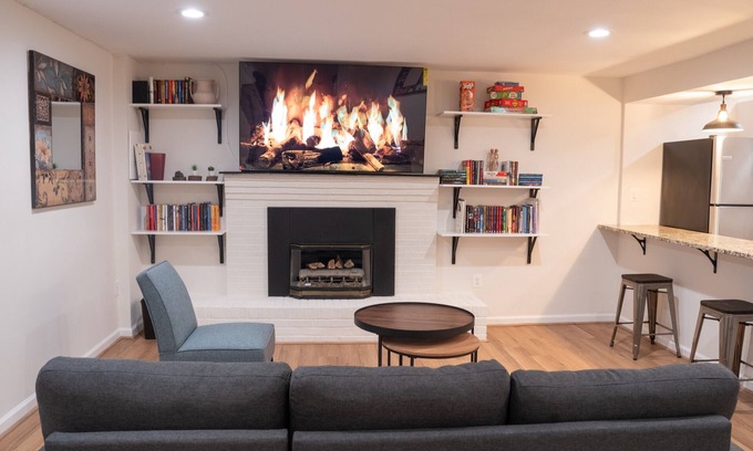 Northeast House | Minutes to Metro & Attractions! Free parking too!