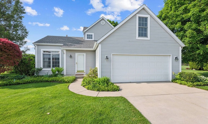 Granger House | Minutes to ND-Sleeps 10+, Family+Pet-Friendly, Early Check-In, Big Yard & Clean!