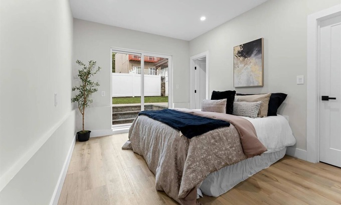 The Heights Apartment | Minutes to NYC, 3-bedroom Modern Comfy apartment in charming Jersey City