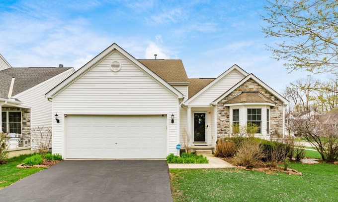 Lewis Center House | Minutes to Polaris Mall, New Stainless Steel Appliances + Flooring, Spacious 3bd