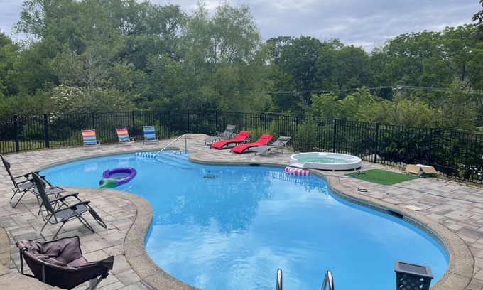 East Stroudsburg House | Minutes to ski Mountains, Hot-Tub & Sauna Getaway