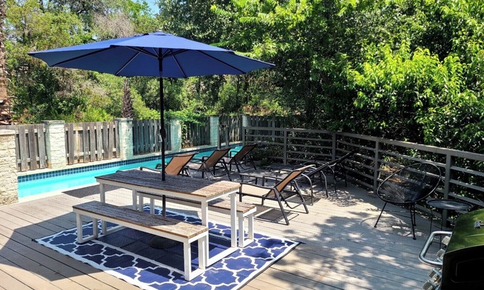 Bluffington House | Minutes to Zilker Park + Pool - Modern Elegance!