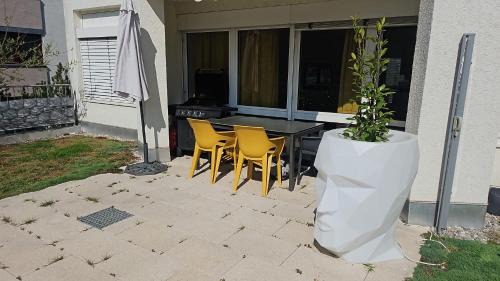 Leonberg Apartment | Miracle House mit Terrasse, Parkplatz & Top-Ausstattung in Leonberg