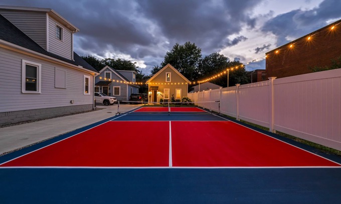 Detroit - Shoreway House | Miracle on 54th | 3 Houses