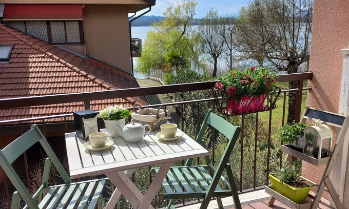 Morosolo Apartment | Miralago apartment with garden by the lake