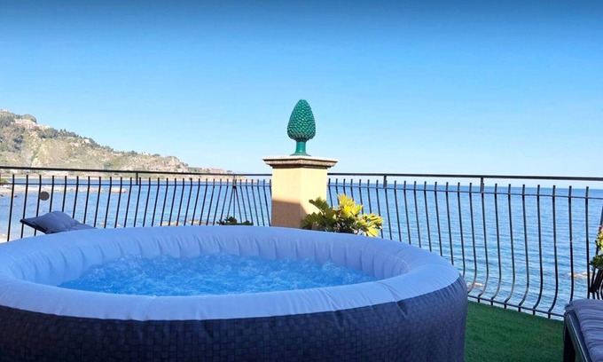 Giardini Naxos Apartment | Miriam Sea Front Apartment with SPA