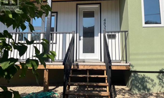 Camrose House | Mirror Lake Home - Close to shopping and walking paths!