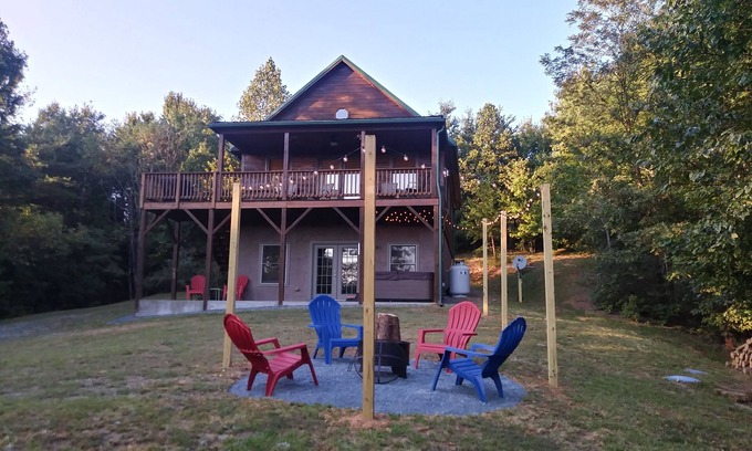 Purlear Cabin | Misty Mountain Retreat - Hot Tub/Pet Friendly/Wi-fi/Scenic Mountain Views