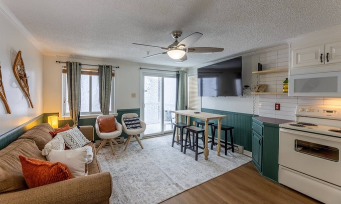 Snowshoe Condo | ML 294| Ski In/Ski-Out | Mountain Getaway