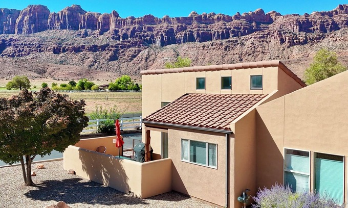 Moab South Valley House | Moab Rim Views! I Garage I Pool & Hot Tub I Pet Friendly I Trailer Parking