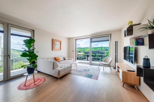 Prague 5 Apartment | Moderní byt s terasou, 2 ložnice, parkování v ceně, blízko metra, 15 min do centra
