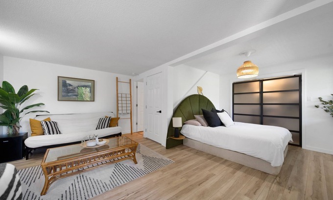 Regional District of Nanaimo House | Modern 1 Bed Suite Close to Town & Westwood Lake
