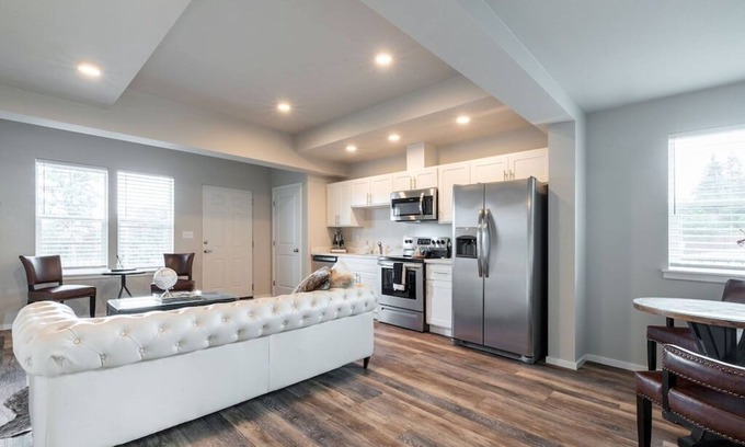 Eastside Condo | Modern 1BR Condo with Bay Views | Walk to Tacoma Dome + AC | Parking Included