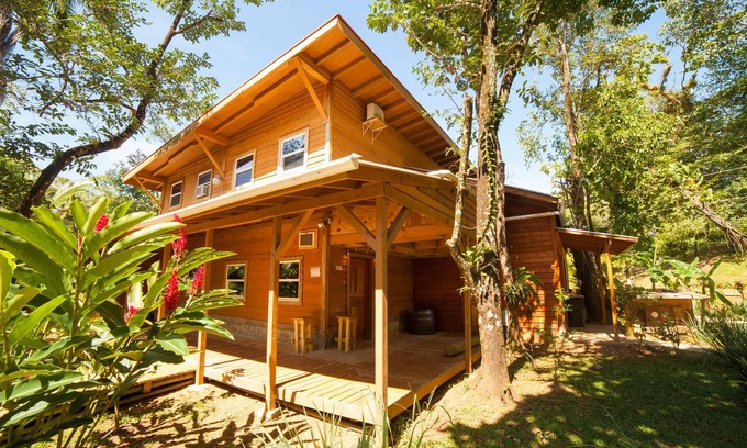 Carenero Island House | Modern 1BR ❤️Ocean, Jungle, Sunsets + Walk to Surf