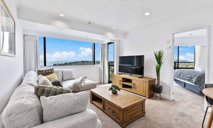 Takapuna Apartment | Modern 1BR w Pool/Gym Steps to Beach: Zodiak Stays