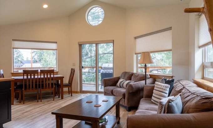 Sisters House | Modern 2 bdrm Walk to Downtown Sisters