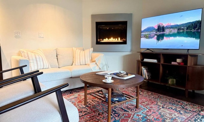 West Vancouver House | Modern 2 Bed + 2 Bath Suite in Central Location