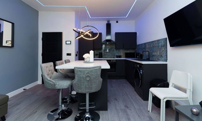Chapeltown Apartment | Modern 2 Bed Apt in Leeds with on street Parking