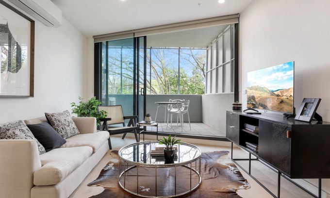 Ivanhoe Apartment | Modern 2-Bed Ivanhoe unit with Parking