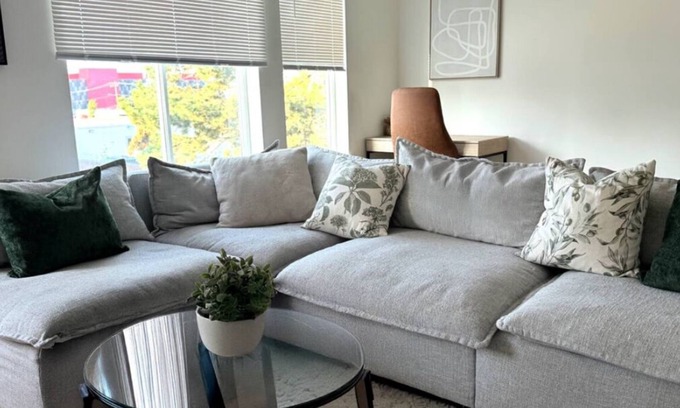 Eastside Apartment | Modern 2-bedroom apartment with AC, WiFi in Tacoma