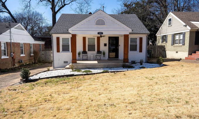 University District House | Modern 2 Bedroom Bungalow in located in Midtown Memphis