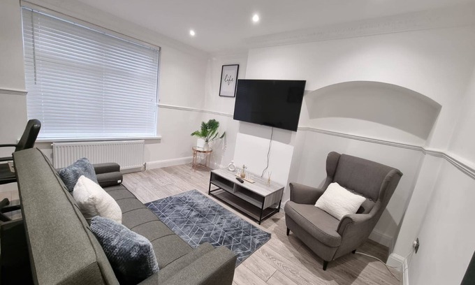 Alibon House | Modern 2 bedroom house in London Free Wifi and Parking