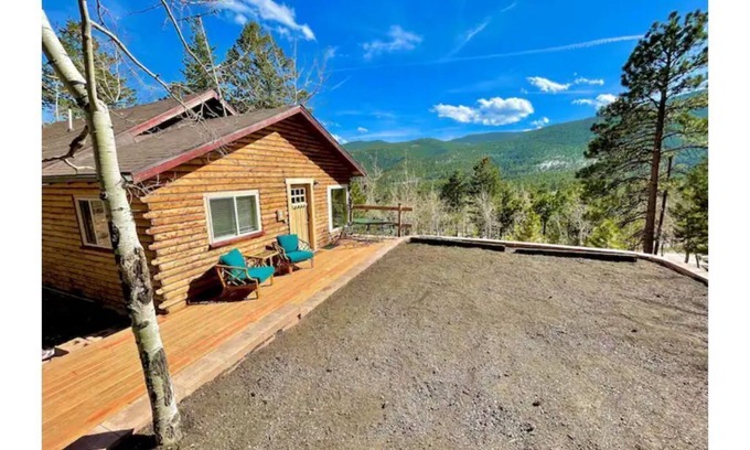 Evergreen House | Modern, 2 bedroom + loft cabin with beautiful view. Perfect getaway. Quiet!