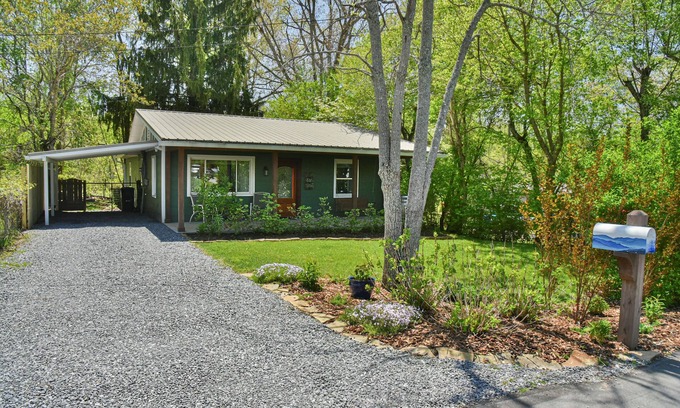 Oakley Cottage | Modern 2 BR Cottage 10 Min from DT, 5 Min from Biltmore - Fresh, Clean & Bright!