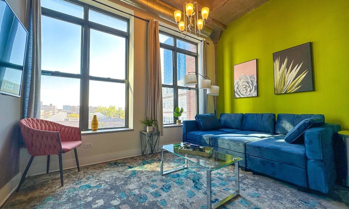Near South Side Apartment | Modern 2b/2b family heaven with optional parking for up to 8 guests