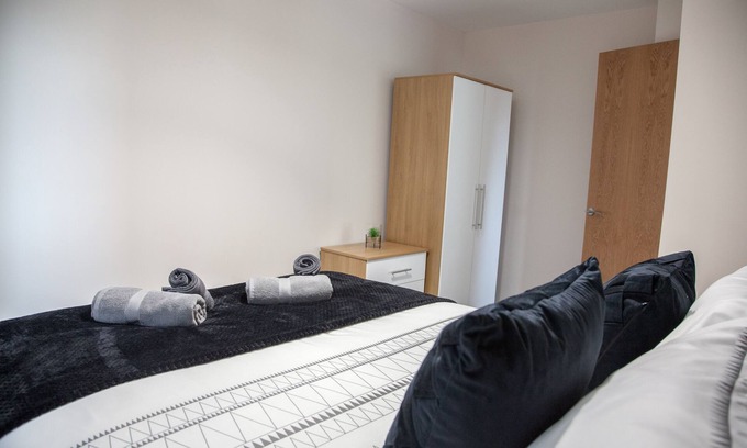 Trafford Apartment | Modern 2BD Apt in Manchester City W/Free Parking