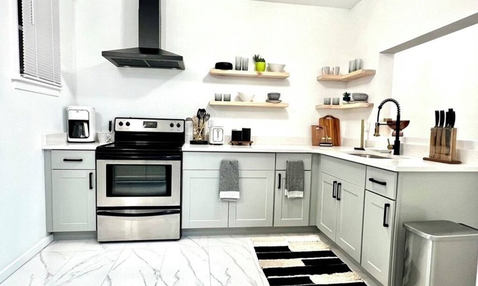 South Green House | Modern 2bd Townhouse near Downtown & Hospitals