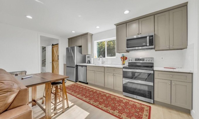 Pasadena House | Modern 2BR/2BA Close to Downtown