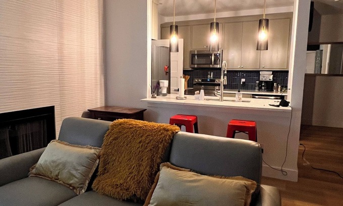 North Burnet Condo | Modern 2BR 2BA near Domain - Q2 Stadium - SXSW - Kalahari Resorts