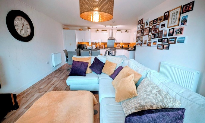 Walton-on-Thames Apartment | Modern 2BR Flat | Parking | Balcony | WiFi