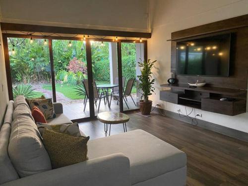 Uvita House | Modern 2br home - Walk to the beach!