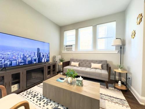 Albany Park Apartment | Modern 2BR, Ideal Location Near Local Spots