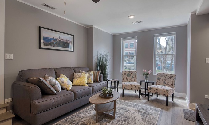 Roscoe Village House | Modern 2BR in Roscoe/Wrigley with Free Street Parking walk to Paulina Brown-line