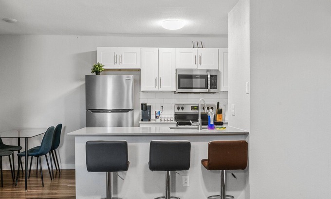 Hyde Park Apartment | Modern 2BR Near UT | Hyde Park | Evonify 3046