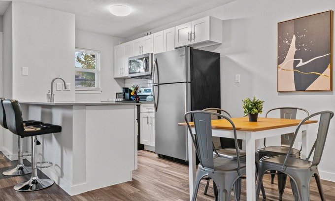 Hyde Park Apartment | Modern 2BR Near UT | Hyde Park | Evonify 7740