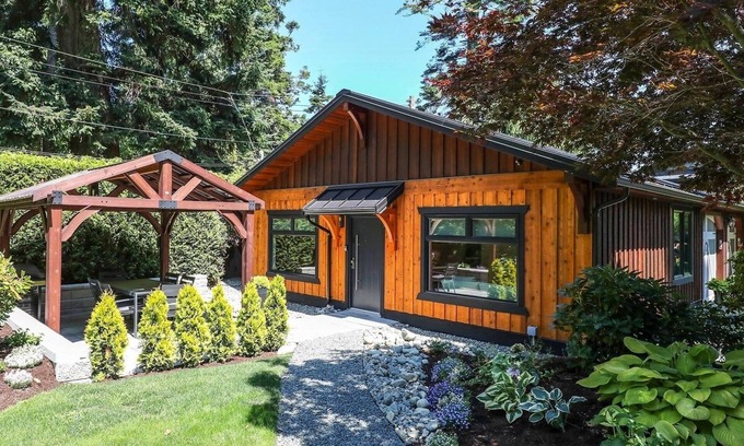Courtenay Apartment | Modern 2BR oceanfront apartment for sun, ski or mountain biking!