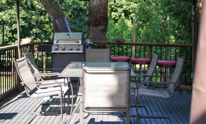 Seven Oaks Apartment | Modern 3 Bdrm Suite - Private Basketball Court & BBQ