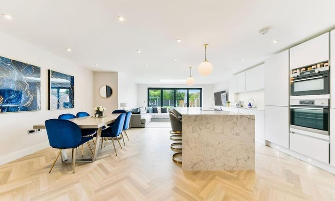 Hersham Apartment | Modern 3 bed Entire House, Gym & Underfloor Heating