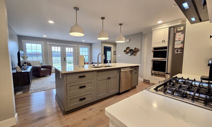 Terre Haute House | Modern 3-bed farmhouse AC, Wifi