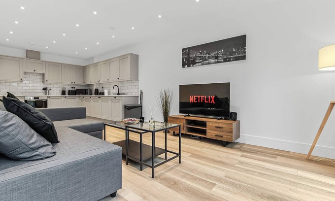 Addiscombe Apartment | Modern 3 Bedroom Stay, Patio, East Croydon